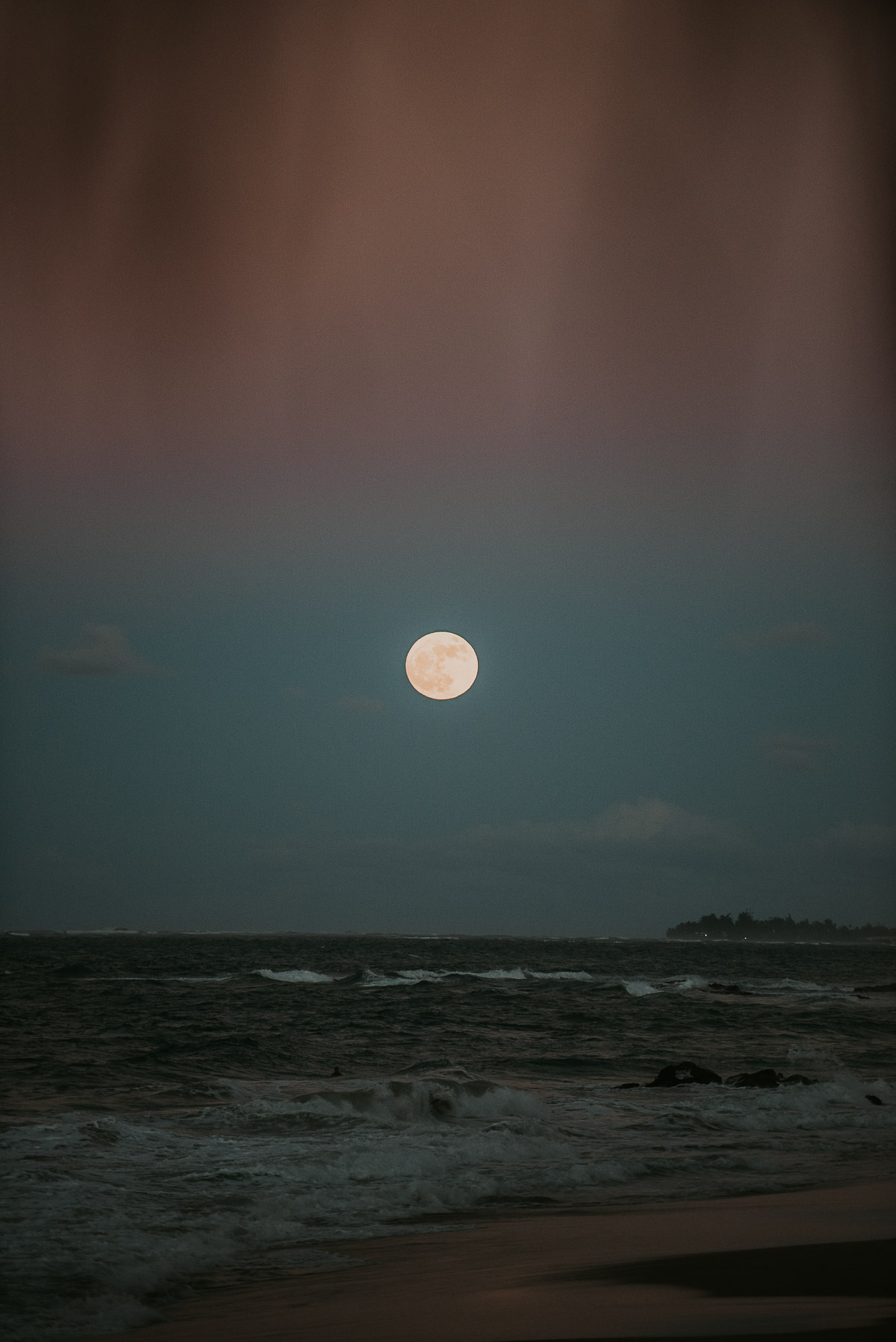 Stunning super moon rising over Annie and Daniel’s wedding ceremony at Ocean Pool Terrace.