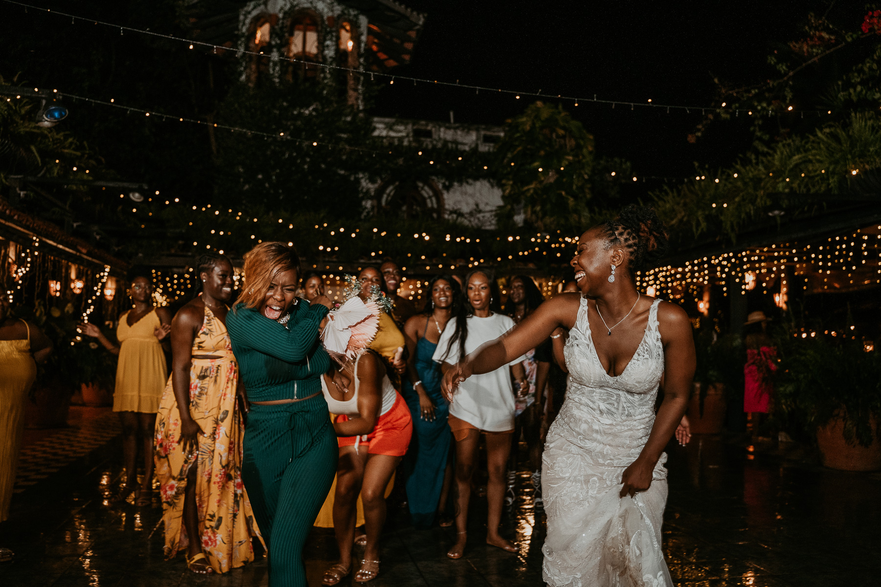 Bouquet toss at Hacienda Siesta Alegre