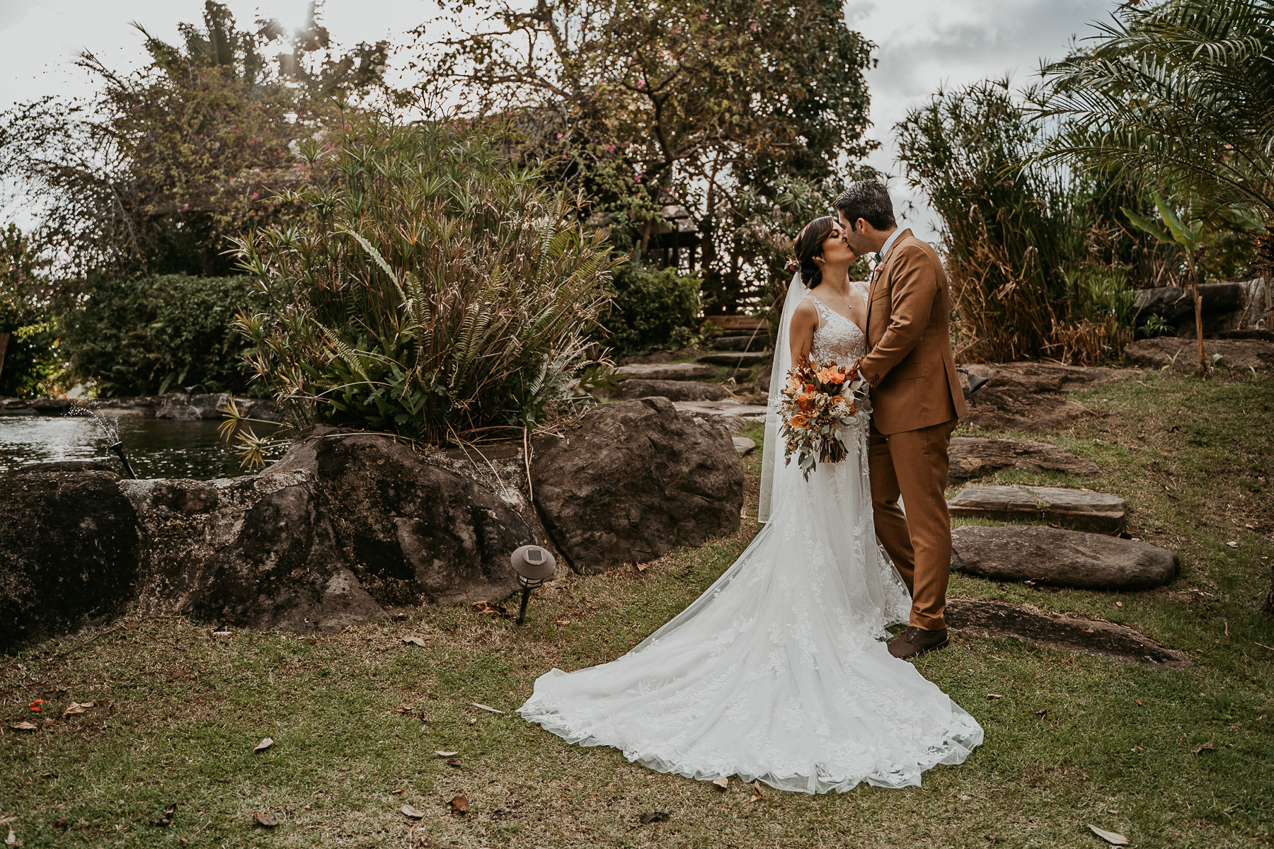 Bride and groom at The fountain at Hacienda Siesta Alegre