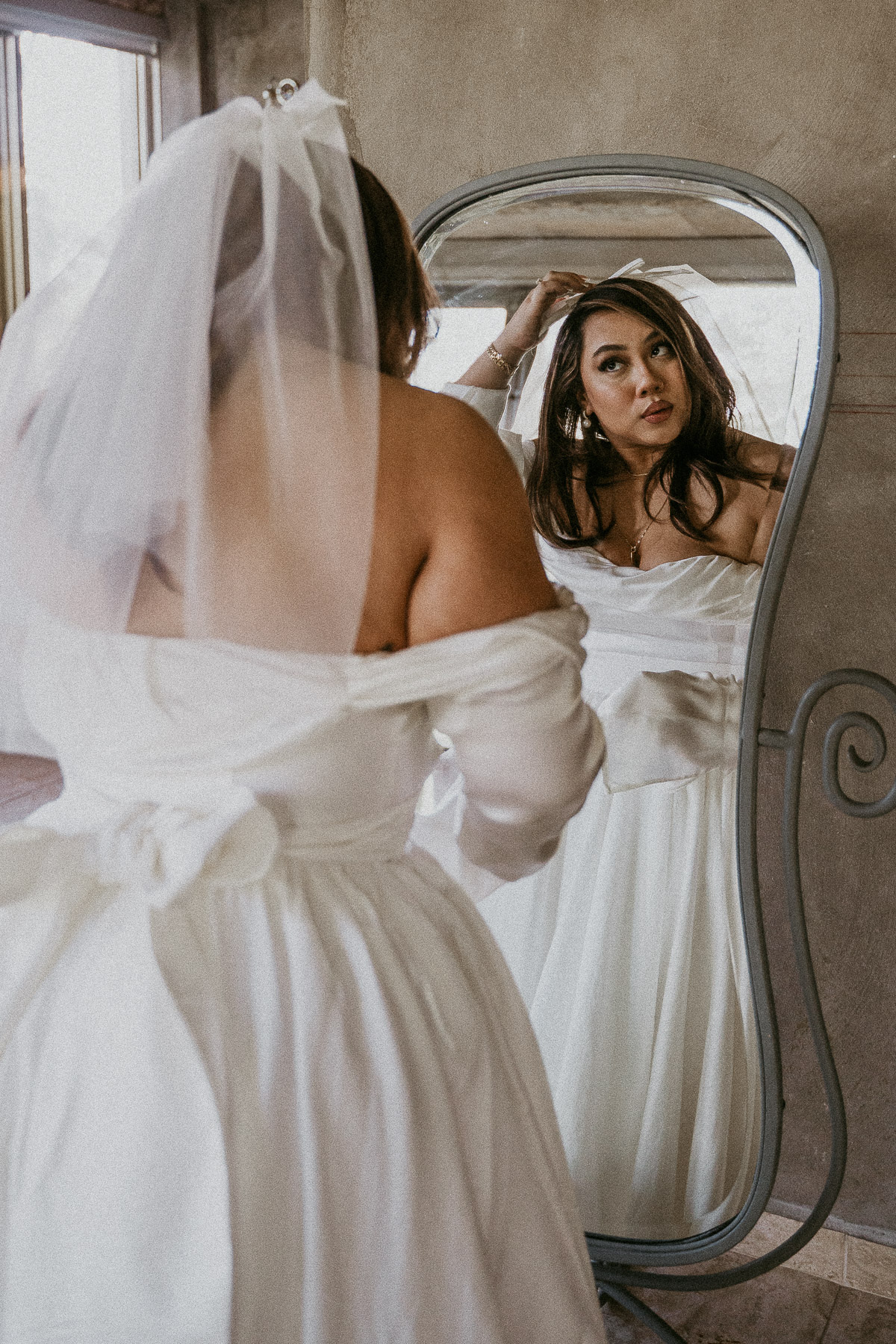 Bride fixing her veil at Dos Aguas Elopement.