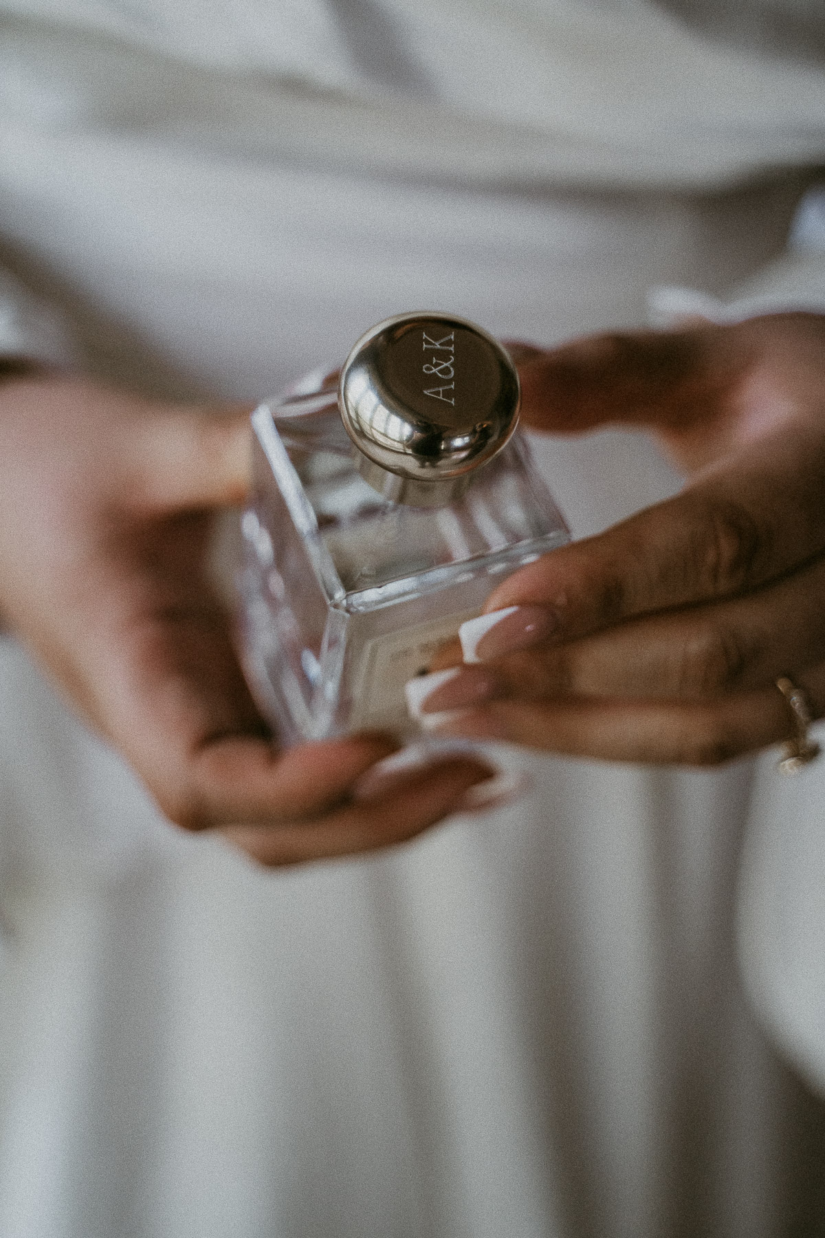 Bride with her perfume at Dos Aguas Elopement.