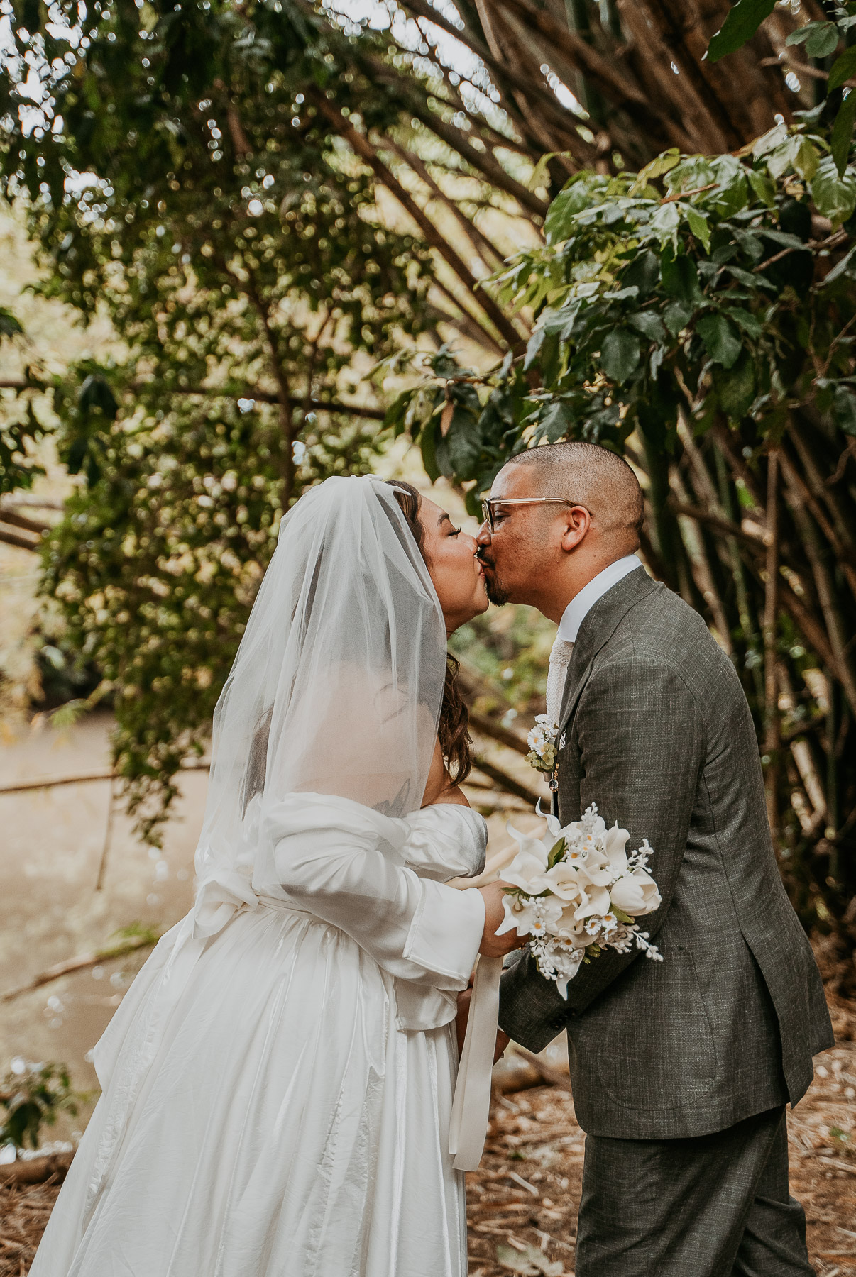 Frist kiss at Dos Aguas Elopement.