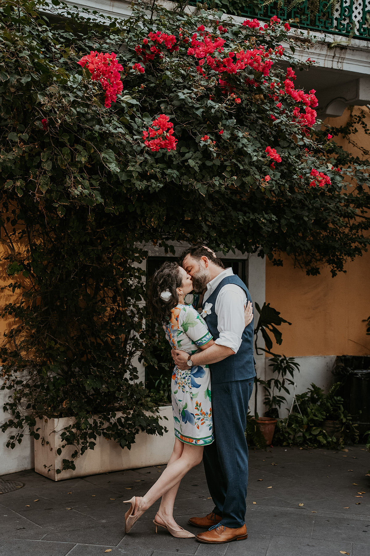 Couple kissing in front of colorful colonial streets of Old San Juan candid wedding photography