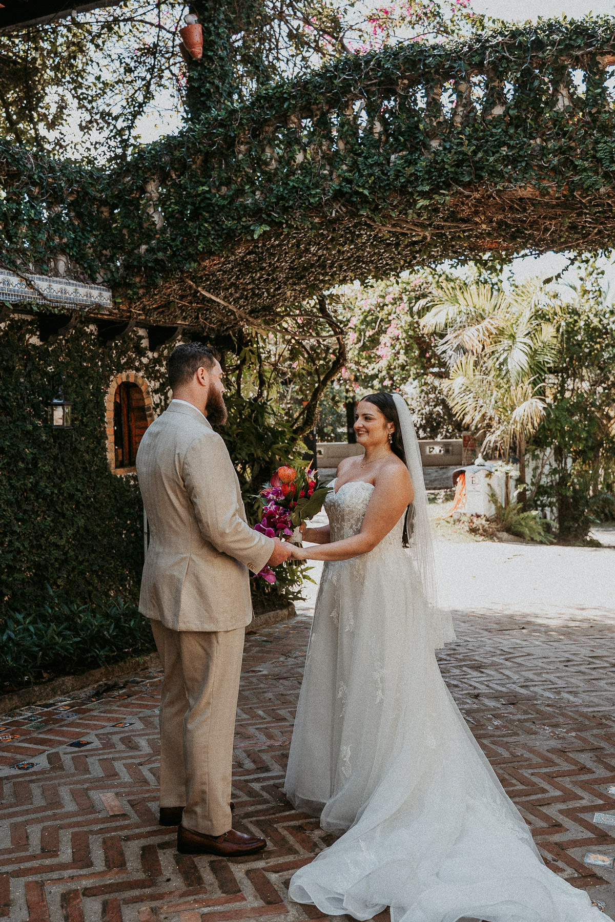 Couple sharing their first look at Hacienda Siesta Alegre