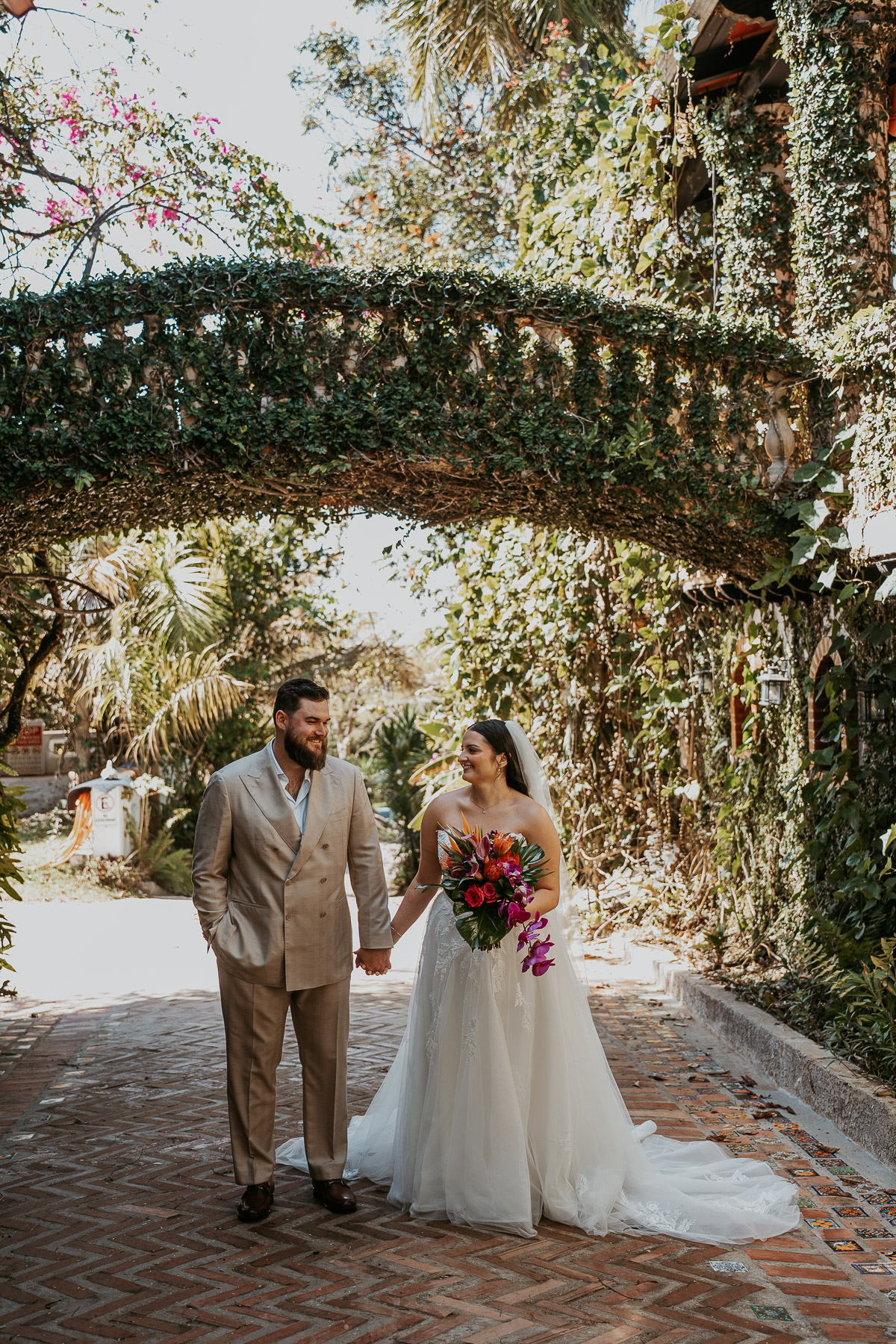 Couple walking together across the grounds of Hacienda Siesta Alegre