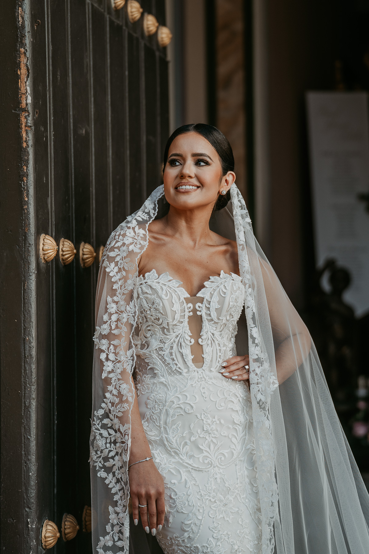 Bride portrait in front of Hotel El Covento