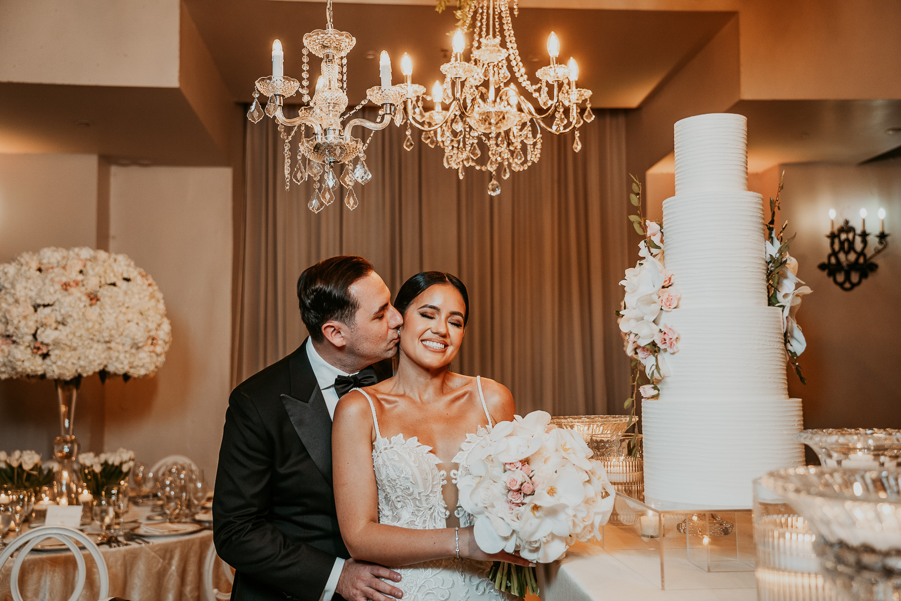 Bride and groom next to wedding cake at Salon Campeche.