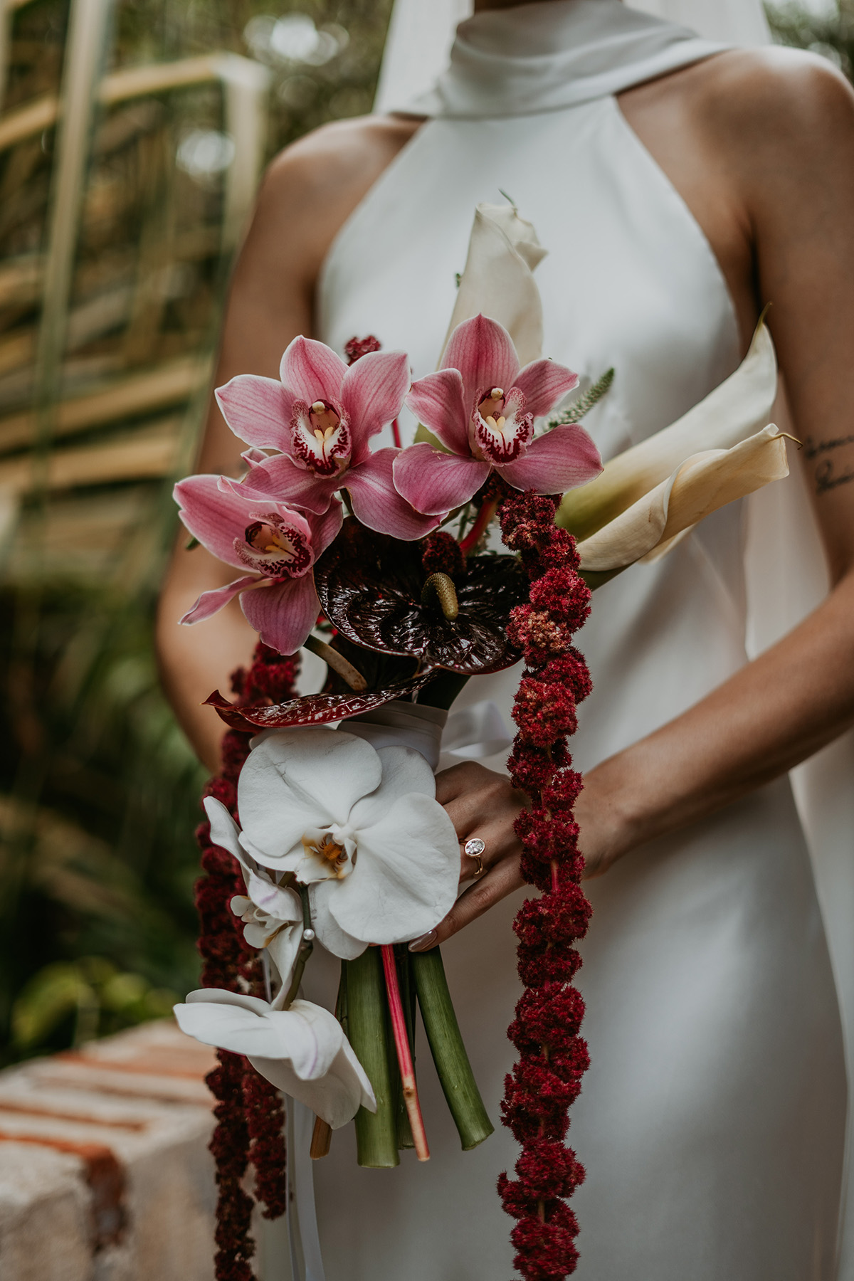 Close-up of the wedding bouquet at Jardines del Castillo