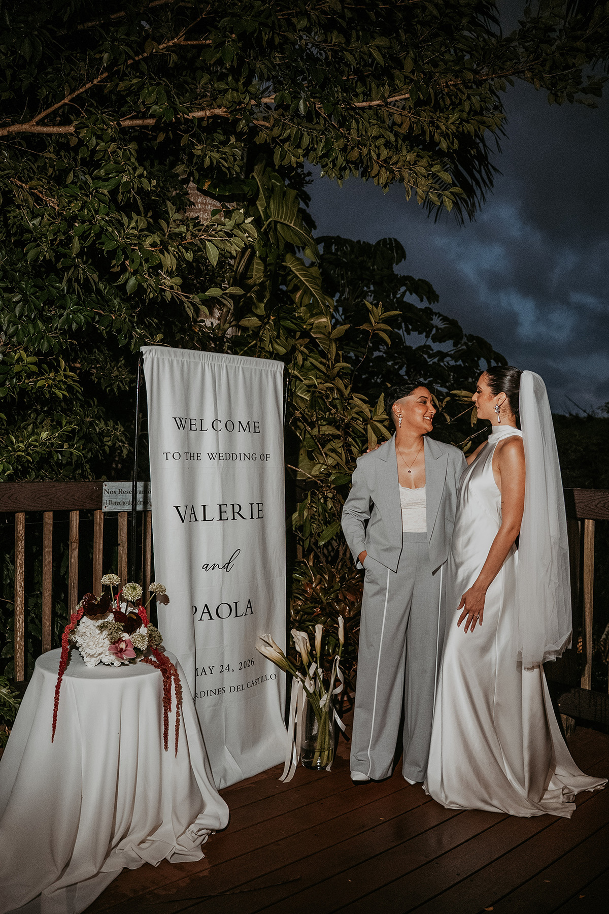 Newlywed couple posing together at Jardines del Castillo