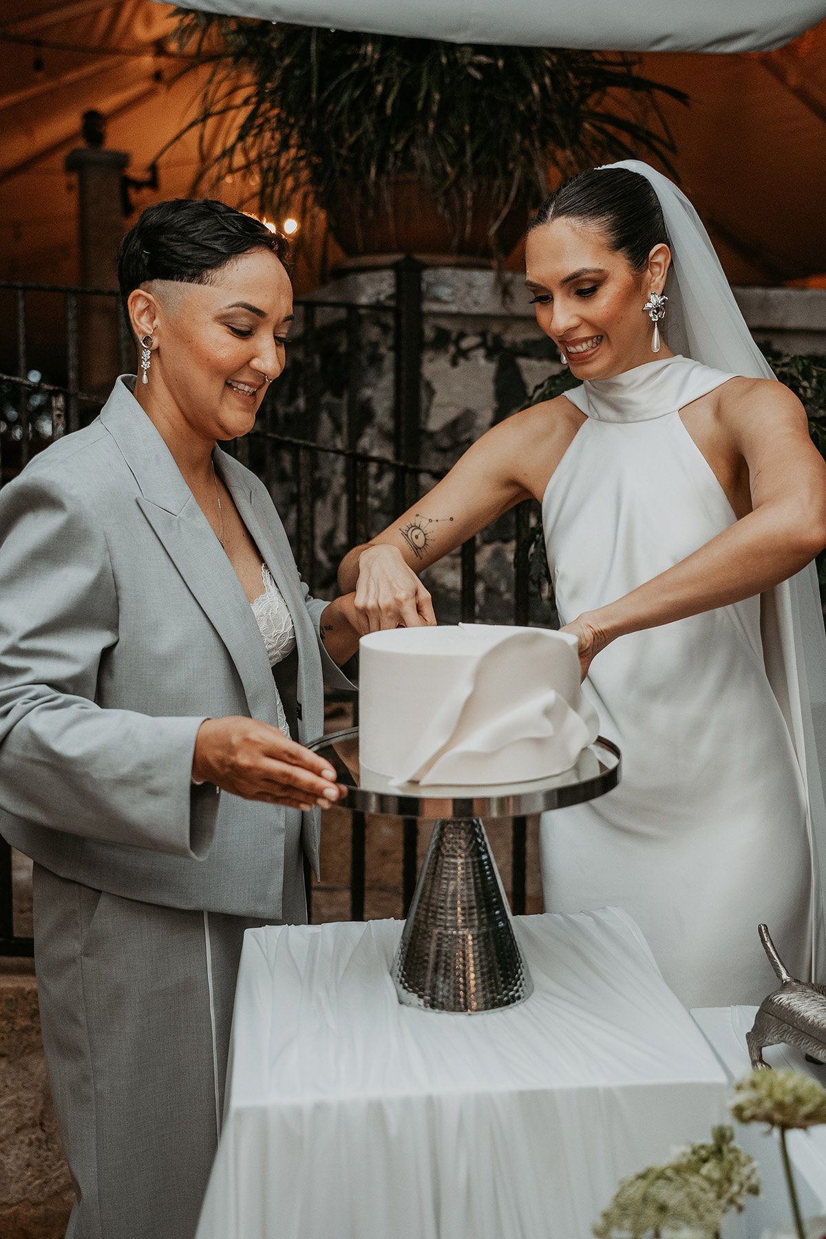 Newlywed couple cutting their wedding cake at Jardines del Castillo