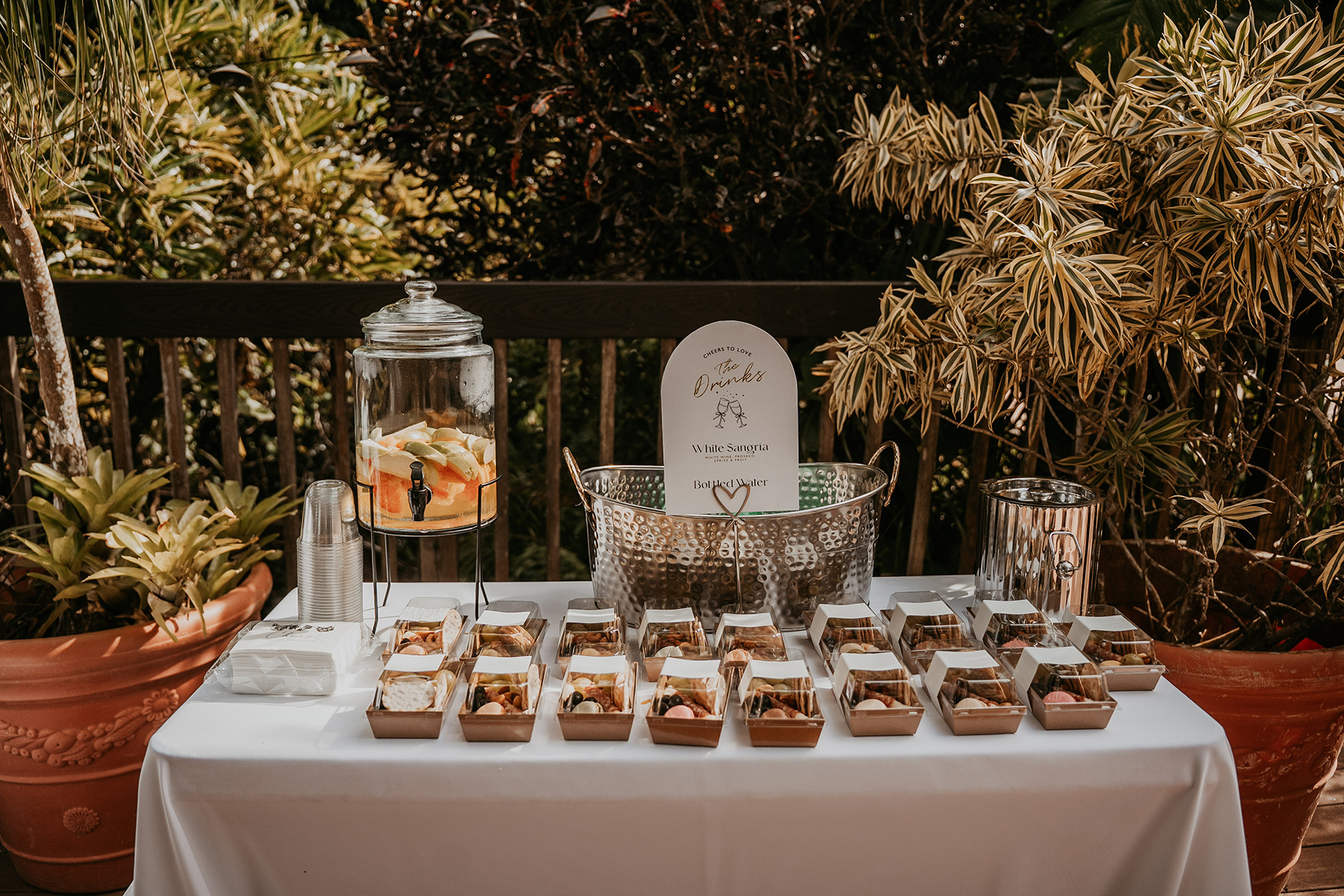 Small wedding snacks arranged for guests at Jardines del Castillo