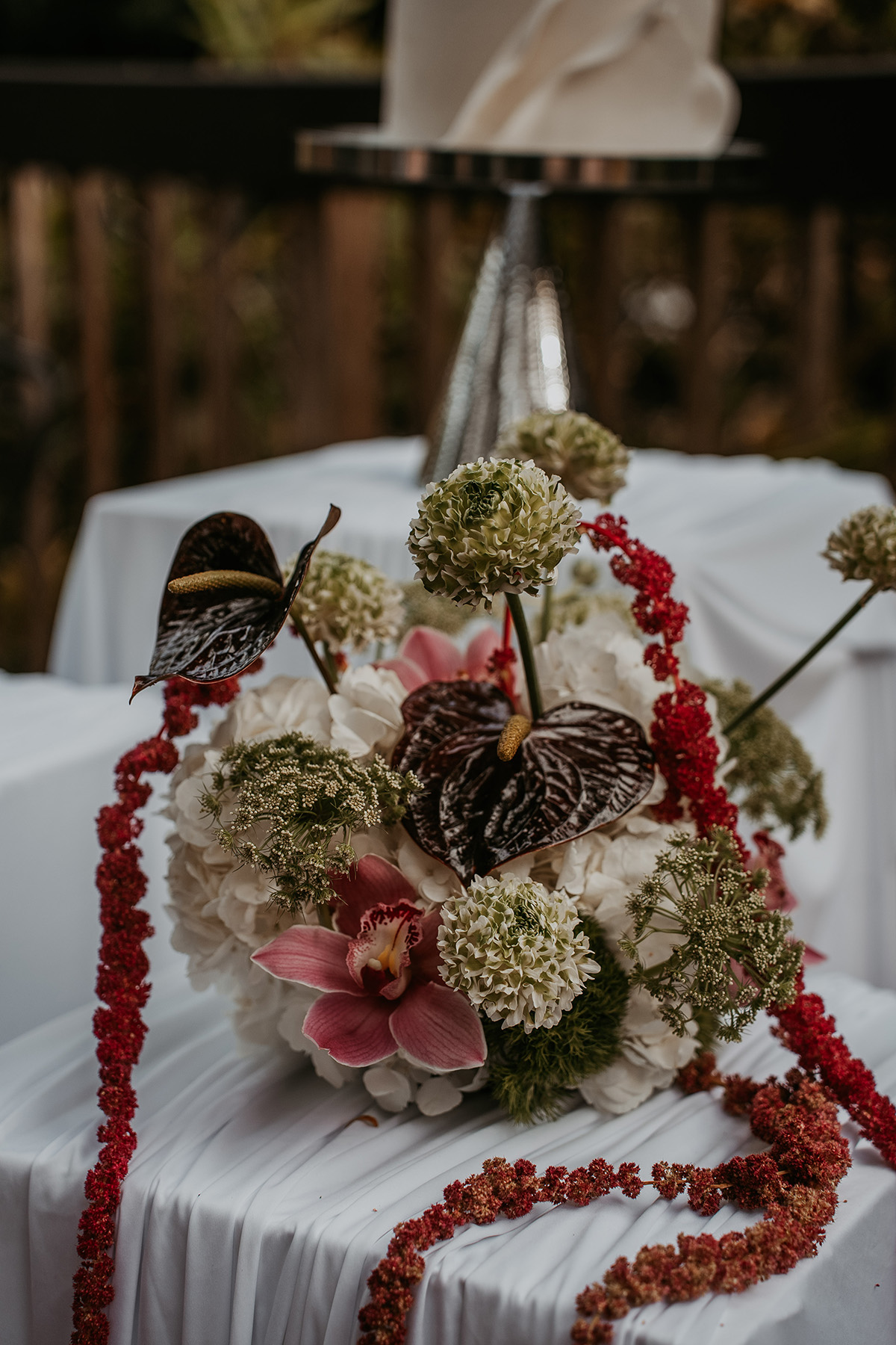 Wedding tables decorated with flowers and greenery at Jardines del Castillo