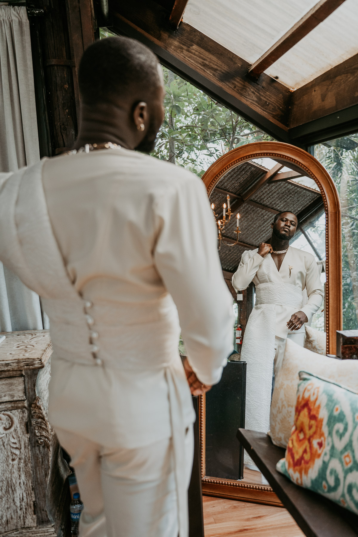 Couple looking at themselves in the mirror at Hacienda Siesta Alegre Wedding.