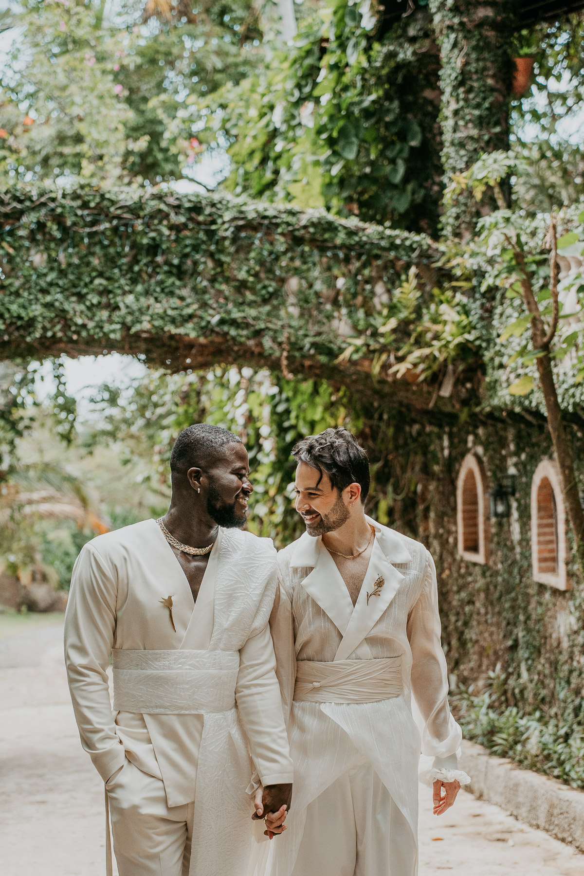 Romantic portraits of the couple in the scenic gardens of Hacienda Siesta Alegre, framed by mountain views and tropical flora.