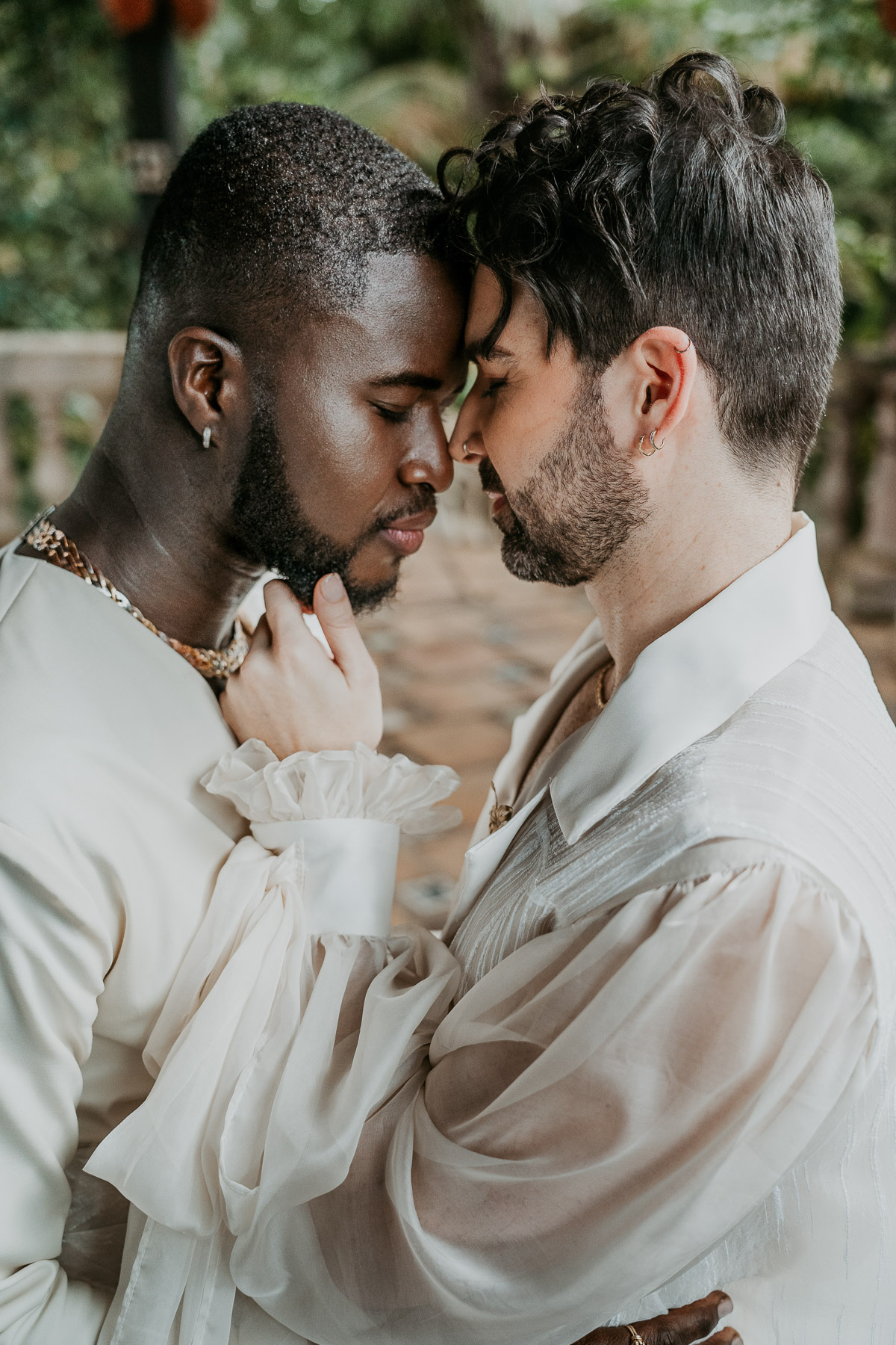 An embracing couple in formal attire at Hacienda Siesta Alegre.