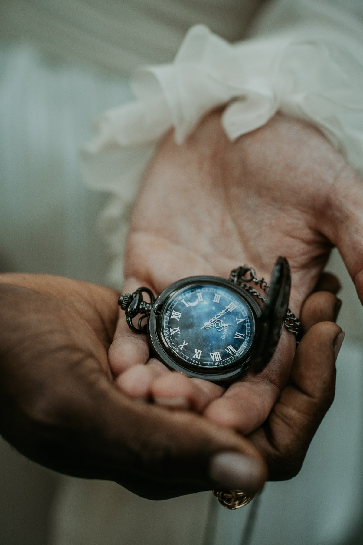 A close-up of a wristwatch stopped at the exact time of the couple’s first kiss, capturing a meaningful detail from the day.