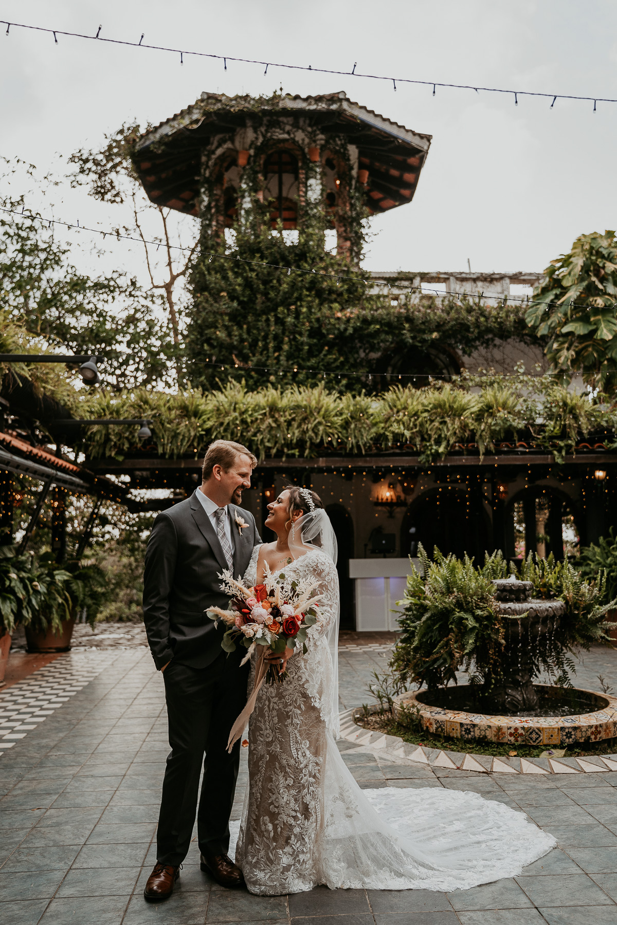 Bride and groom at Courtyard in Hacienda Siesta Alegre