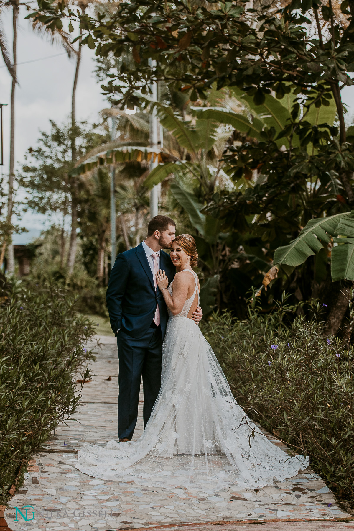 Bride and groom at Garden Path in Hacienda Siesta Alegre