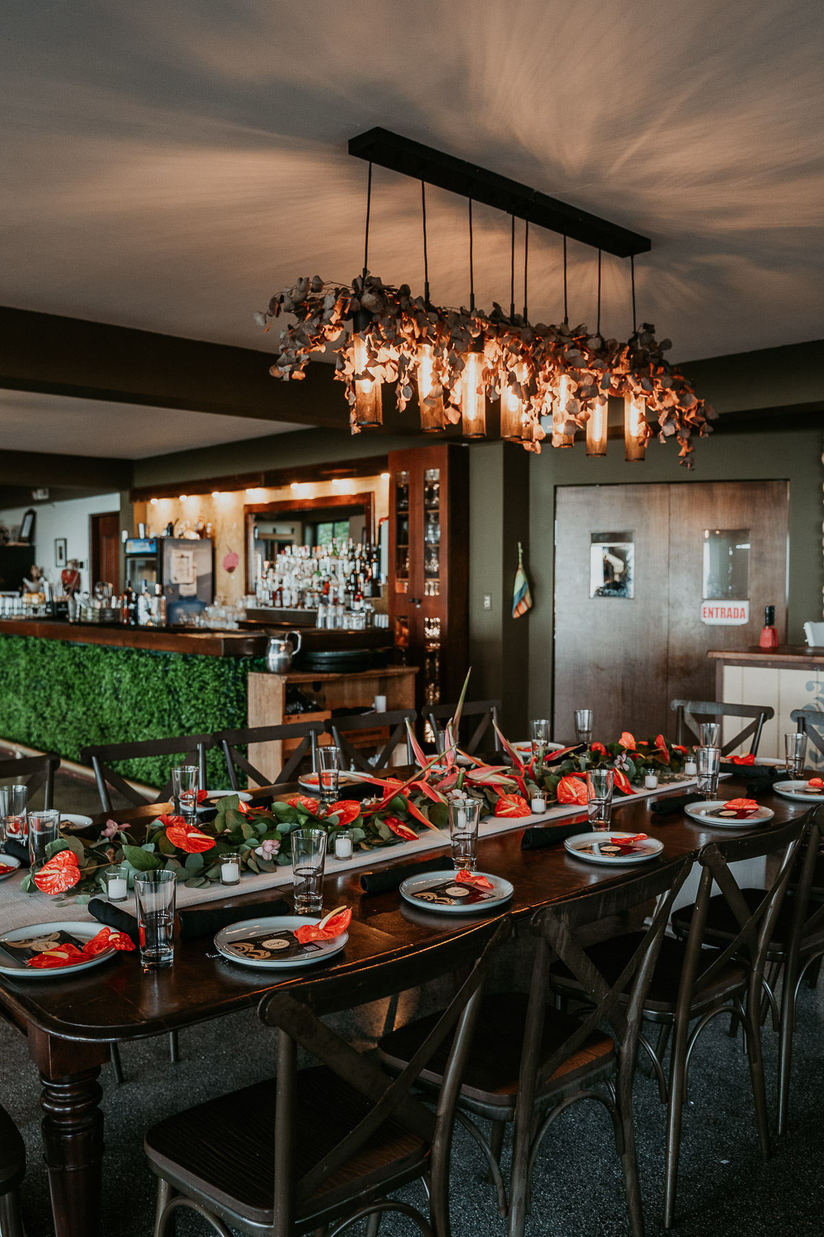 Dinner table decor for a Puerto Rico Mountain Micro Wedding