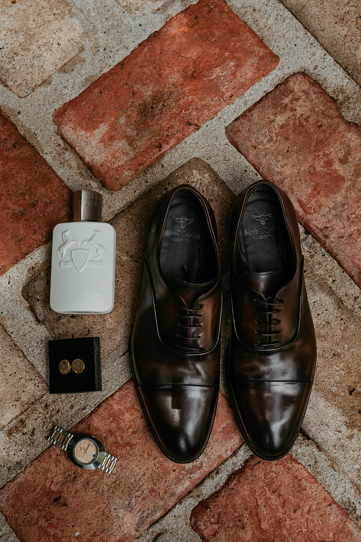 Flatlayphoto of groom details.