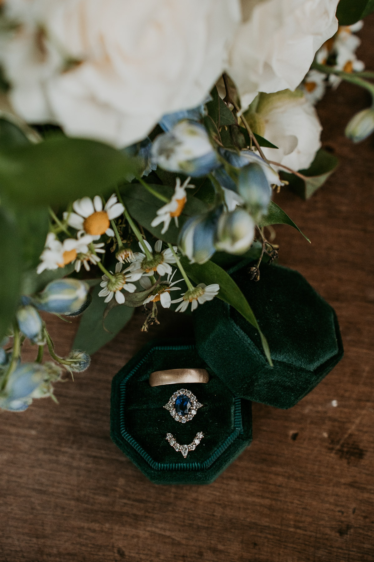 Sapphire wedding rings with green wedding box. 