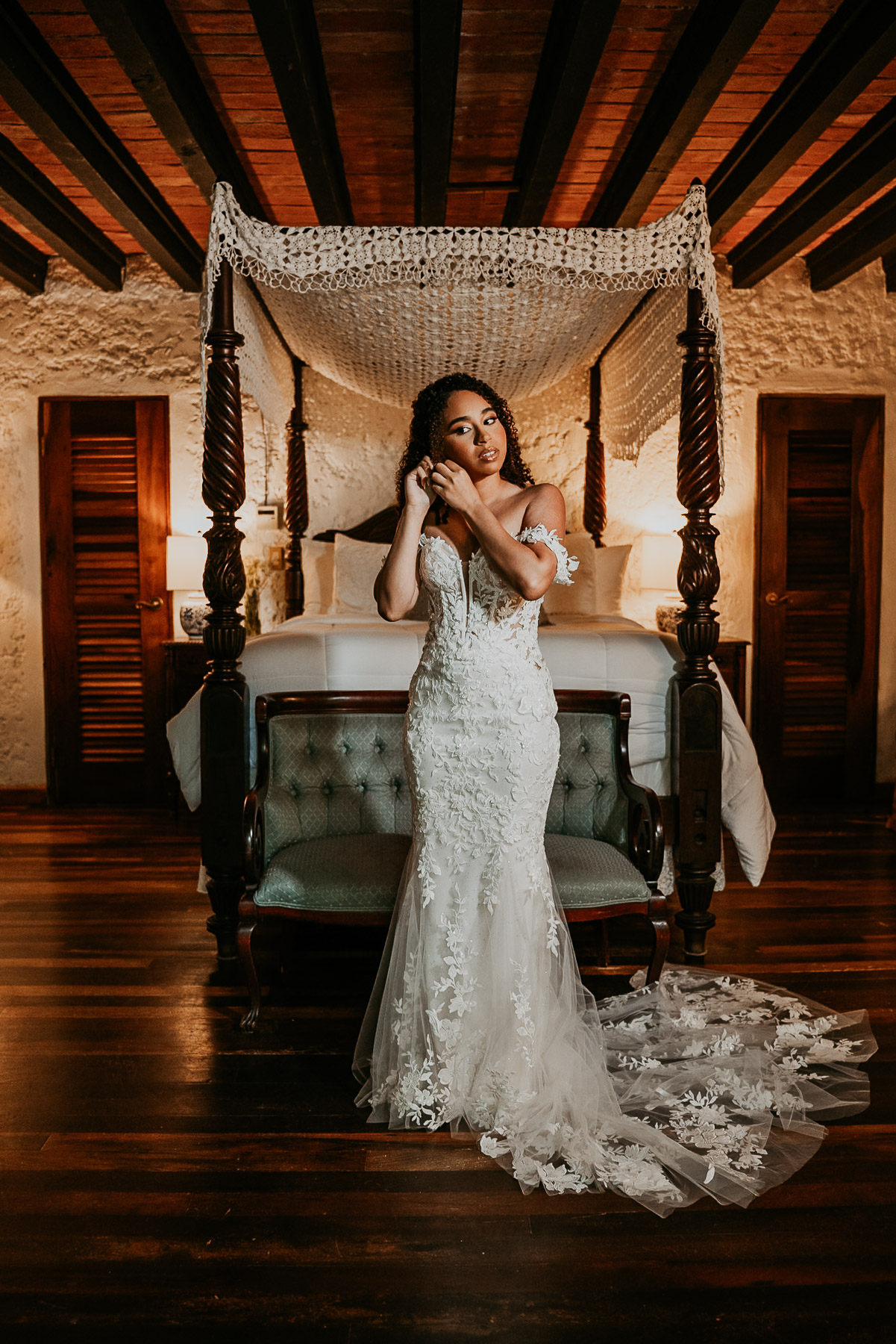 Bride at Flamboyan room putting on her earings.