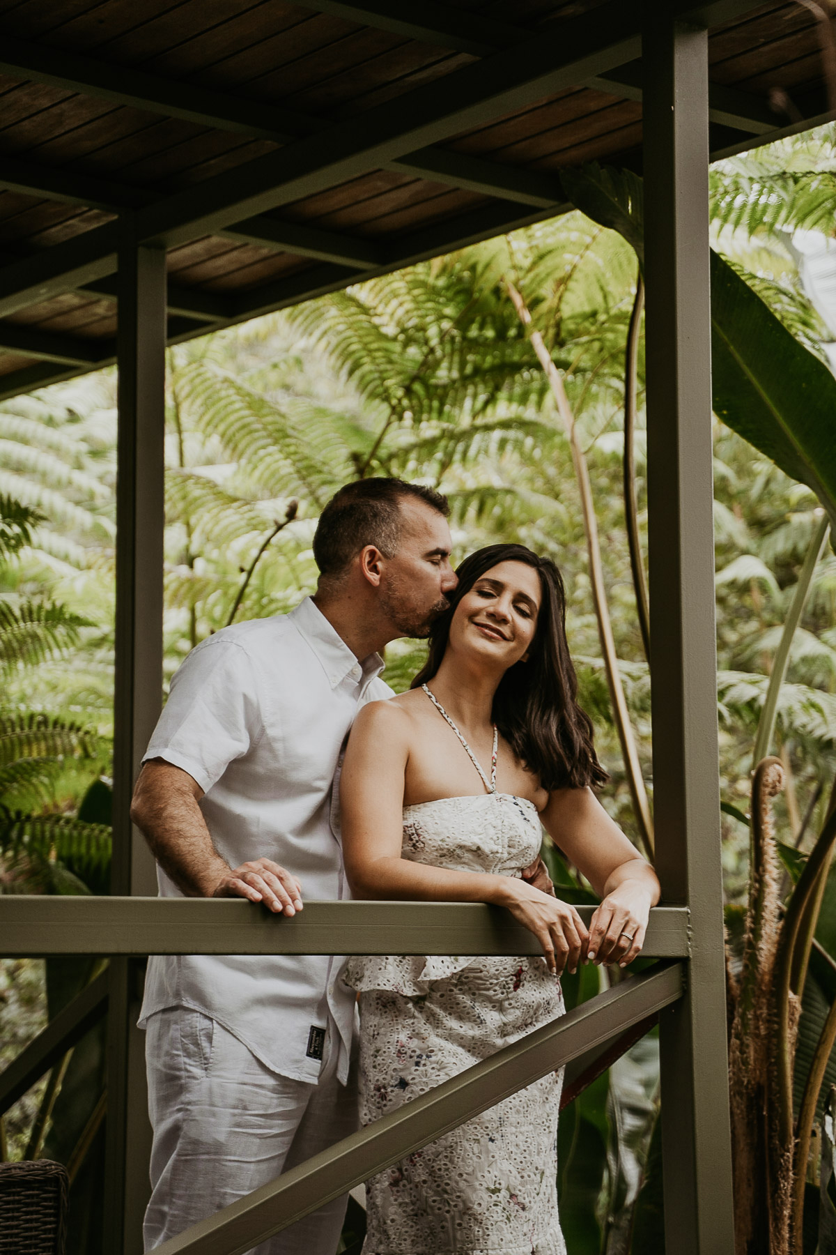 Romantic moment between a couple at their coupels session in Mont Carpe Diem.