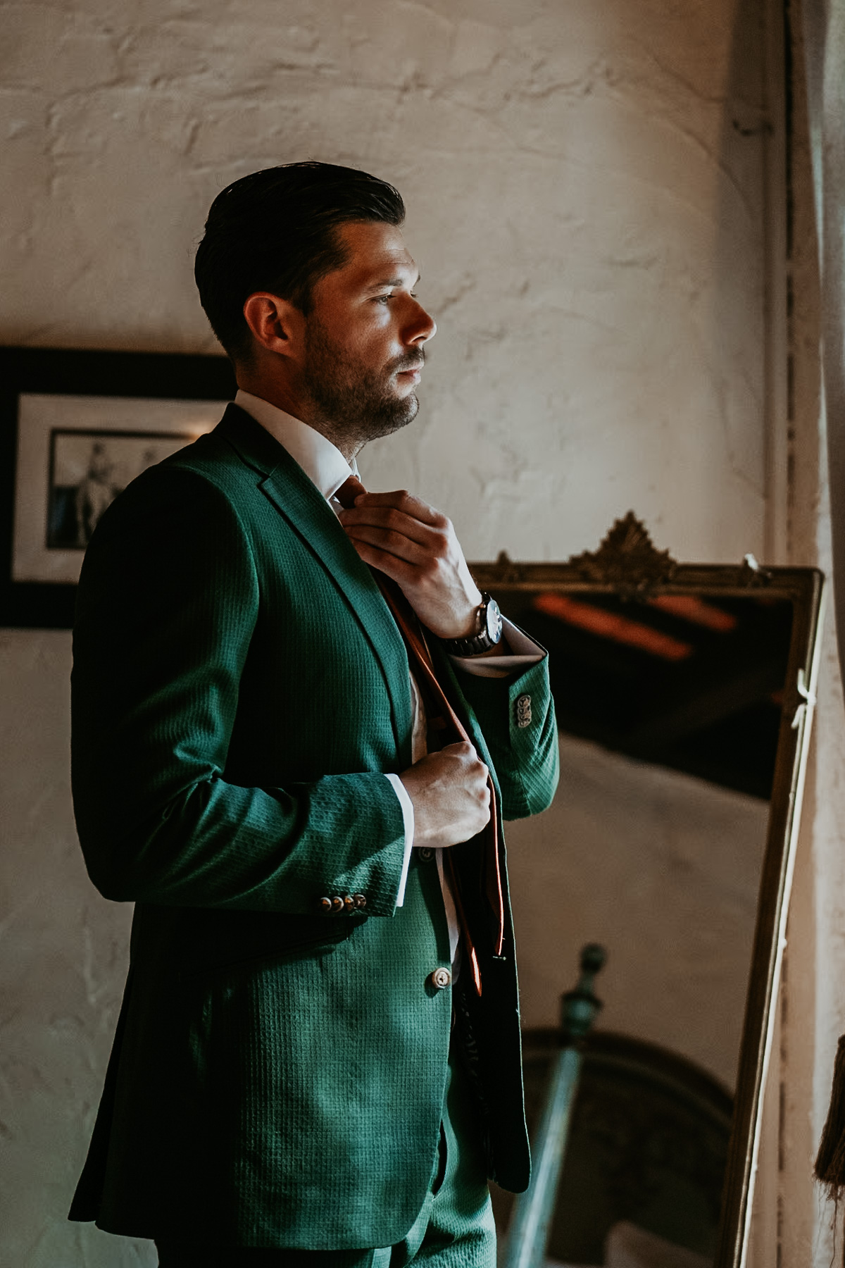 Groom with green jacket at Hacienda Siesta Alegre entrance