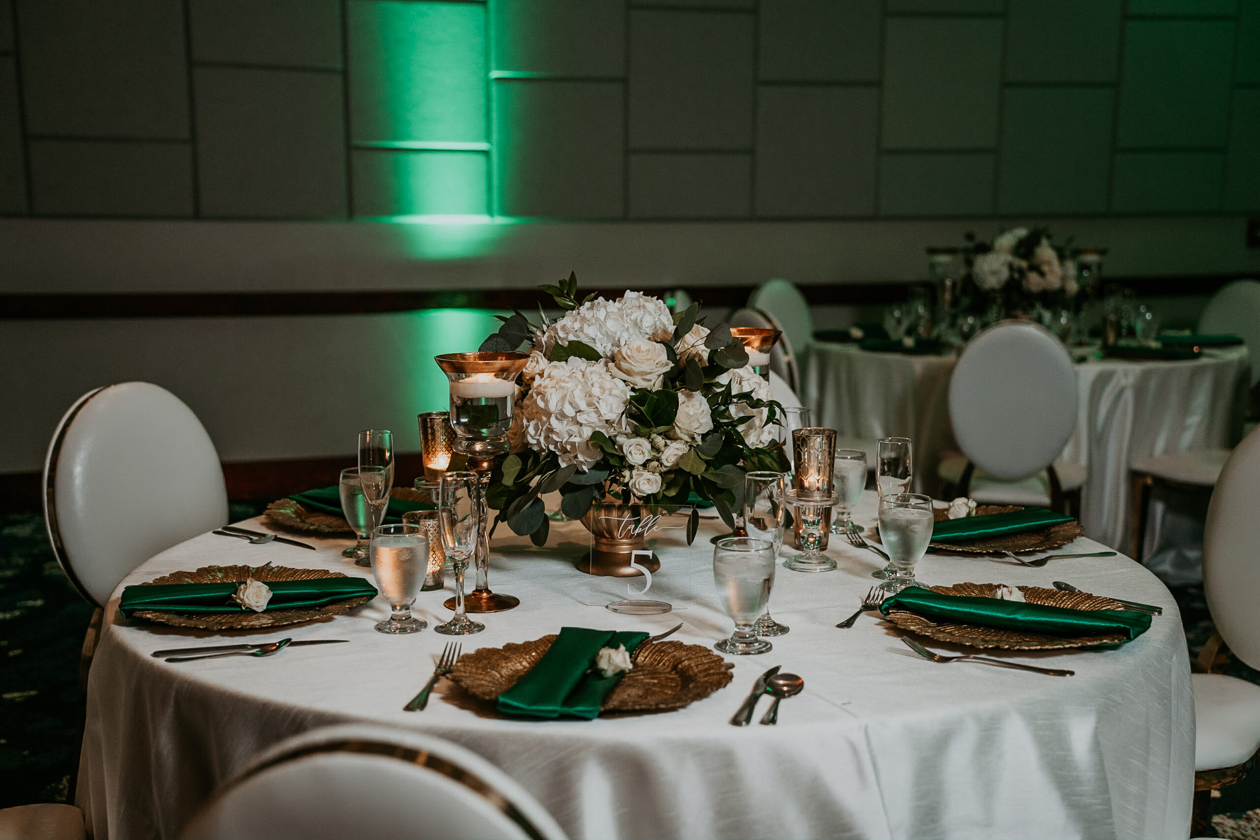 Chic wedding table decor with gold accents and delicate flowers at Salon del Mar reception room