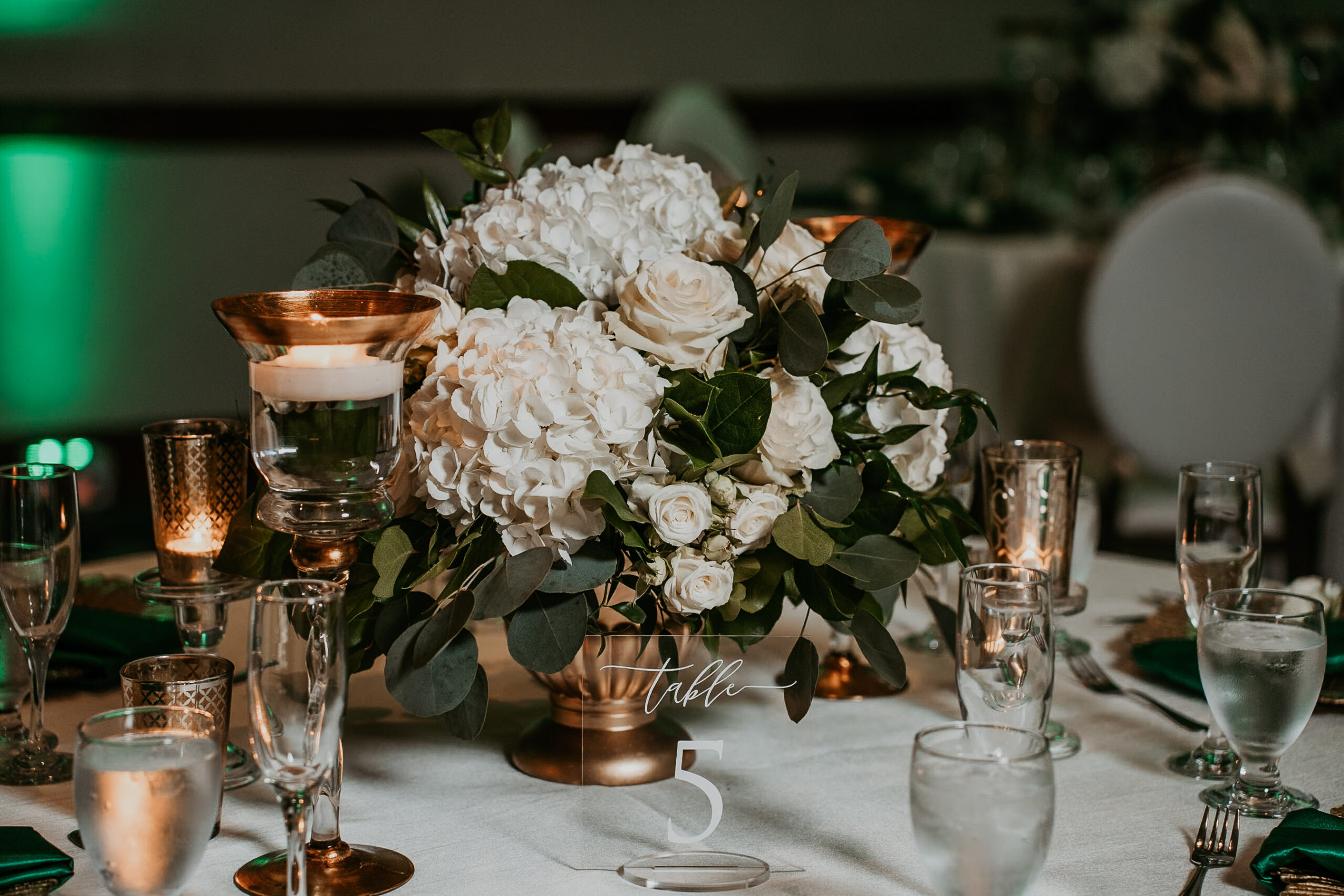 Chic wedding table decor with gold accents and delicate flowers at Salon del Mar reception room