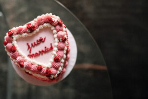 Retro heart shaped wedding cake for lesbian elopement at Las Vegas
