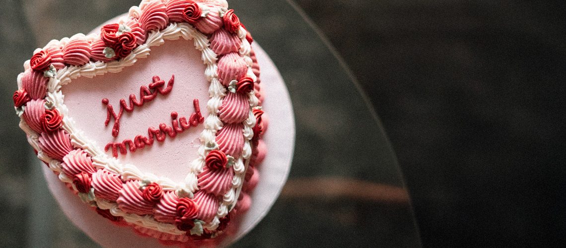 Retro heart shaped wedding cake for lesbian elopement at Las Vegas